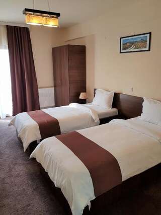 Отель Villa Lotus Дева Двухместный номер с 2 отдельными кроватями и балконом-1